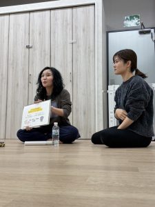 通訳士のnaoさんは手話ヨガも行います